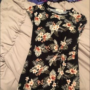 Super cute dress, has a knot and slit in front!